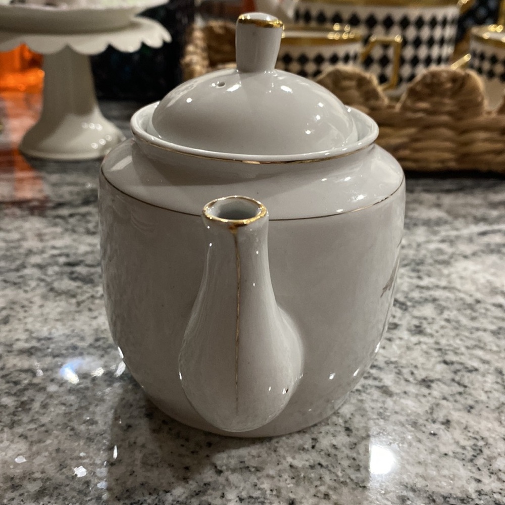 Vintage 1990’s Shadow Iris White Porcelain Teapot with Purple Floral Motif! - Picture 4 of 9